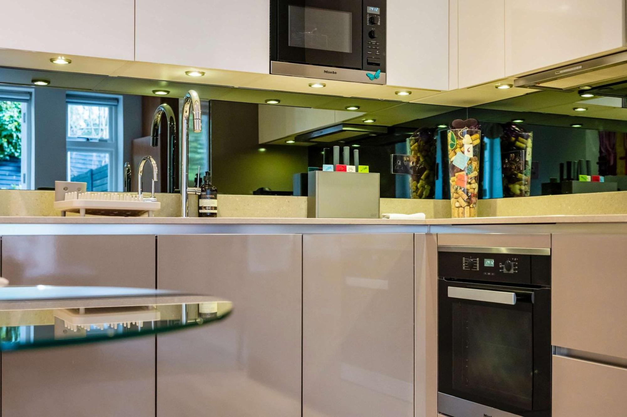 The Bohemian Rhapsody, Hampstead - By Out Of Office Lifestyle Apartament Londra
